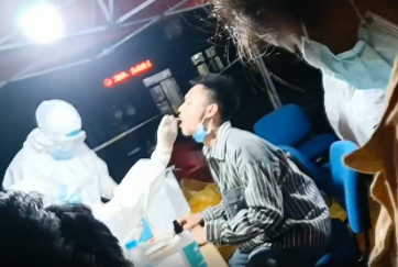“像用电动牙刷刷牙” 闪电新闻记者辛鹏在青岛接受核酸检测