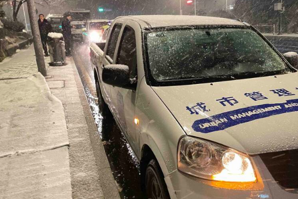 大雪如约而至！ 济南城管、交警全员上路连夜除雪，力保雪后出行
