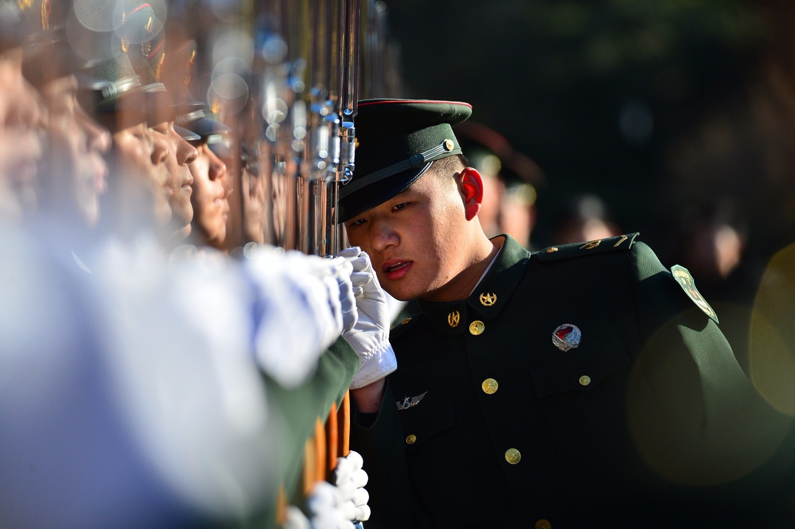 三军仪仗队士兵寒风中加紧护旗科目训练