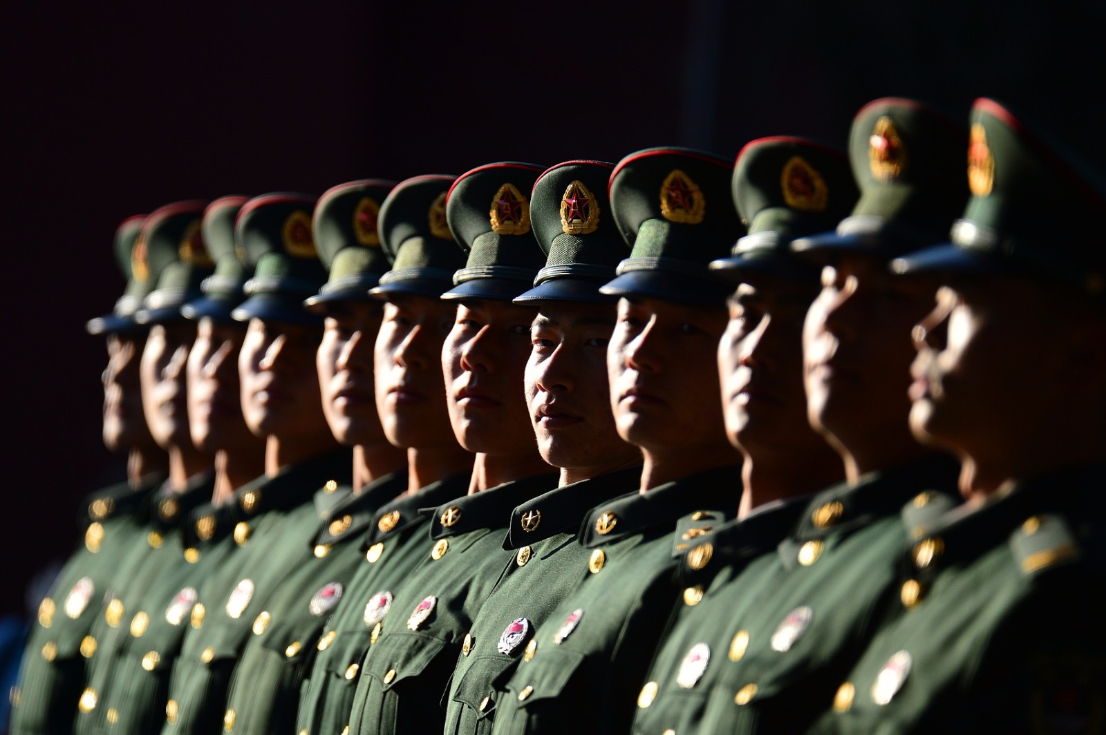 三军仪仗队士兵寒风中加紧护旗科目训练