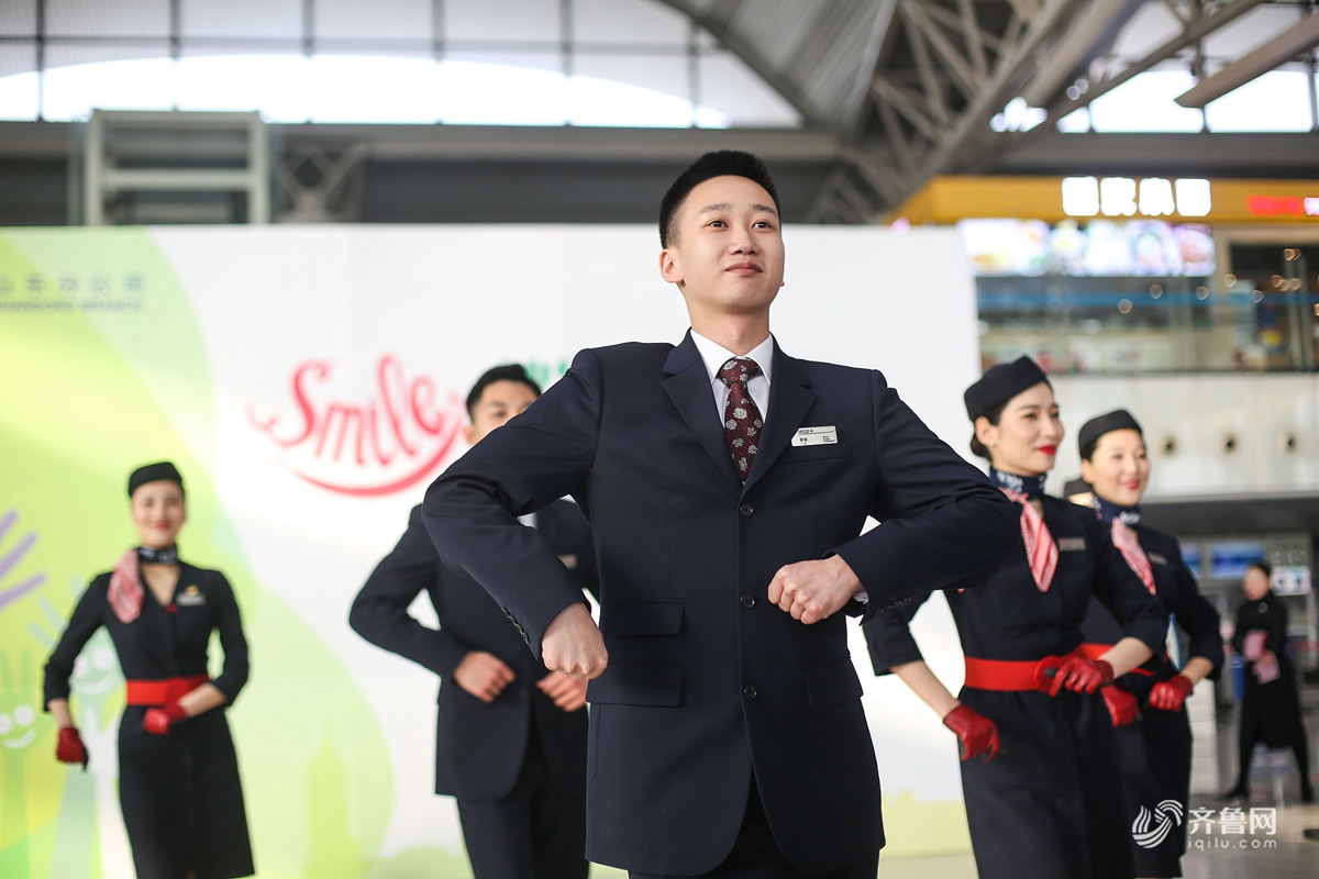 山东空姐空少机场快闪迎新年