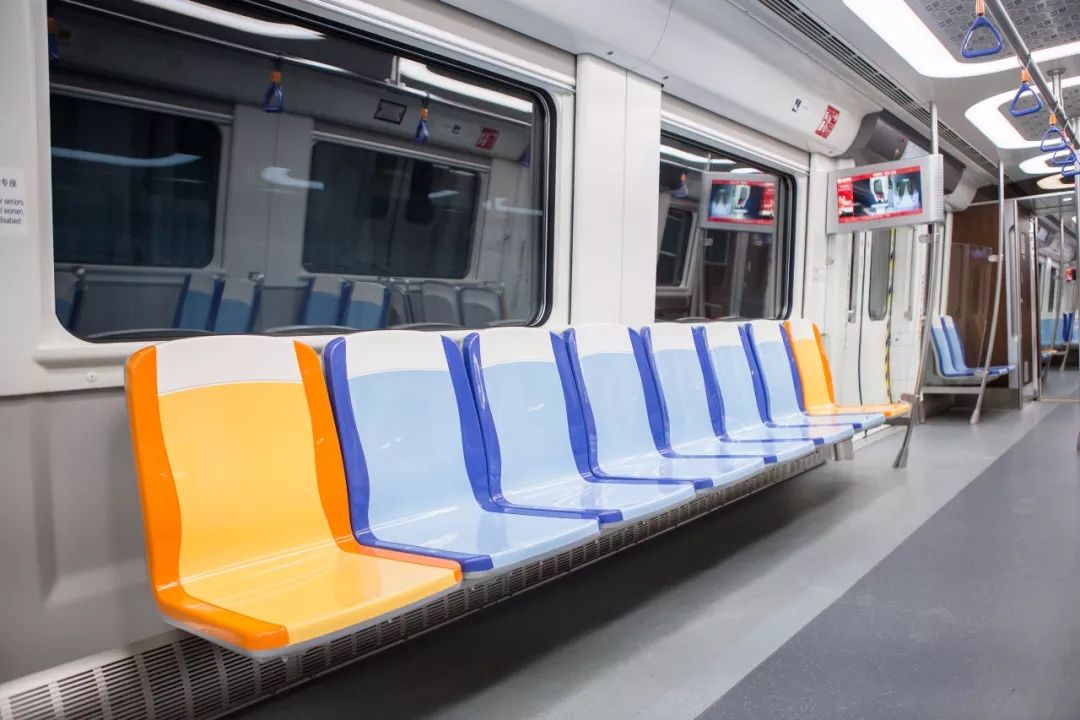 图为地铁11号线侧向座椅.