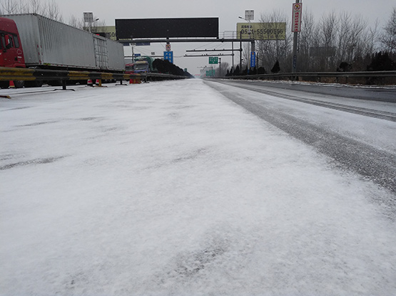 德州下雪啦树上地上一片雪白高速封闭道路结冰黄警