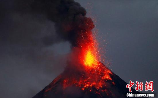 菲律宾马荣火山岩浆喷射 四万人已紧急疏散