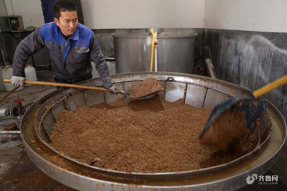 古法酿酒节前加紧生产 市场火热远销国外