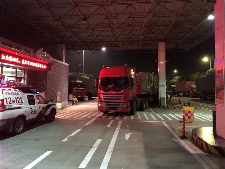 服务区内货车撞进加油站 而司机当时却不在车上