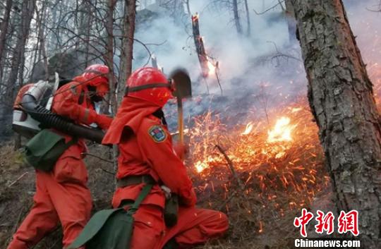 追踪四川雅江森林火灾1700余人奋战火场扑灭明火