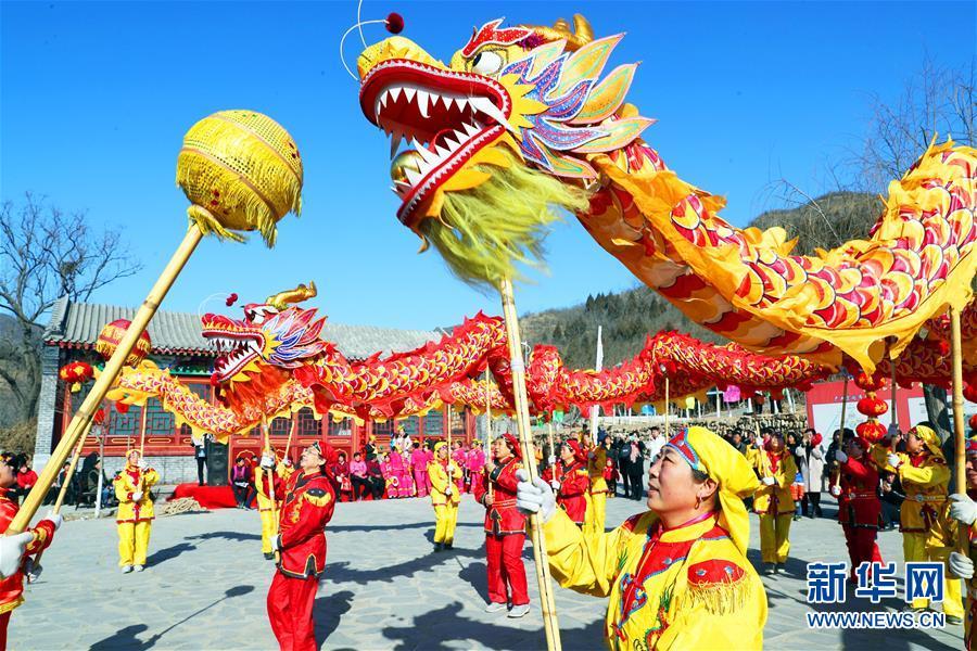 2月22日,河北石家庄井陉县南陉乡北陉村的村民在表演传统民俗节目.