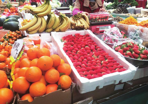 近期济南蔬菜价格降了不少,水果市场草莓热销