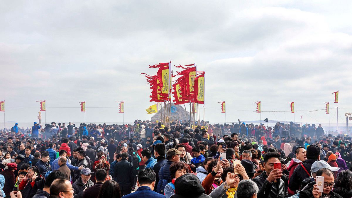 青岛田横祭海节现人海潮 民俗大典引围观