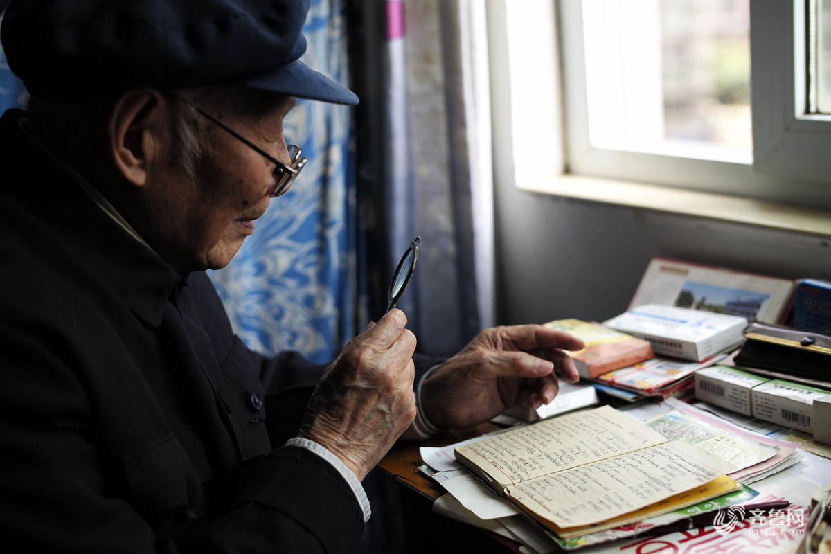 这才是真的学霸 102岁老人坚持学英语90年