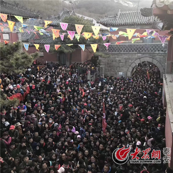 泰安民俗节日王母寿辰日,天气晴好,一大早各地进香祭拜游客涌入泰山