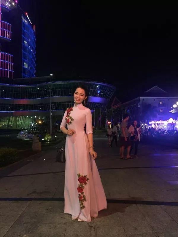 在越南芹苴街头采访穿着越南传统服饰奥黛的阿梅,她一天除去正式工作