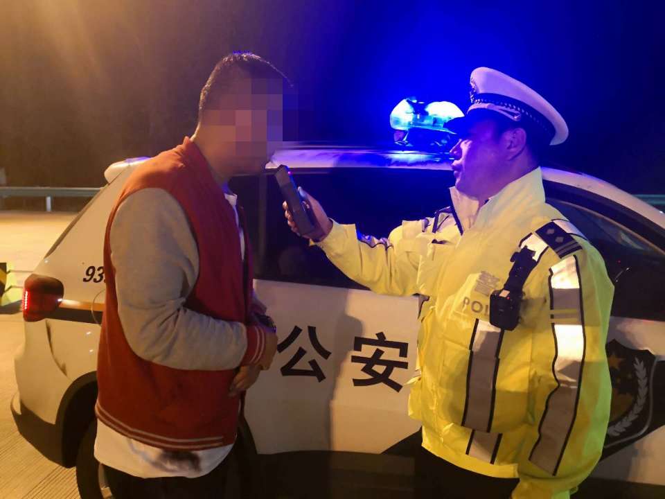 心存侥幸!男子酒驾上高速被逮正着,驾照吊销半年拘役