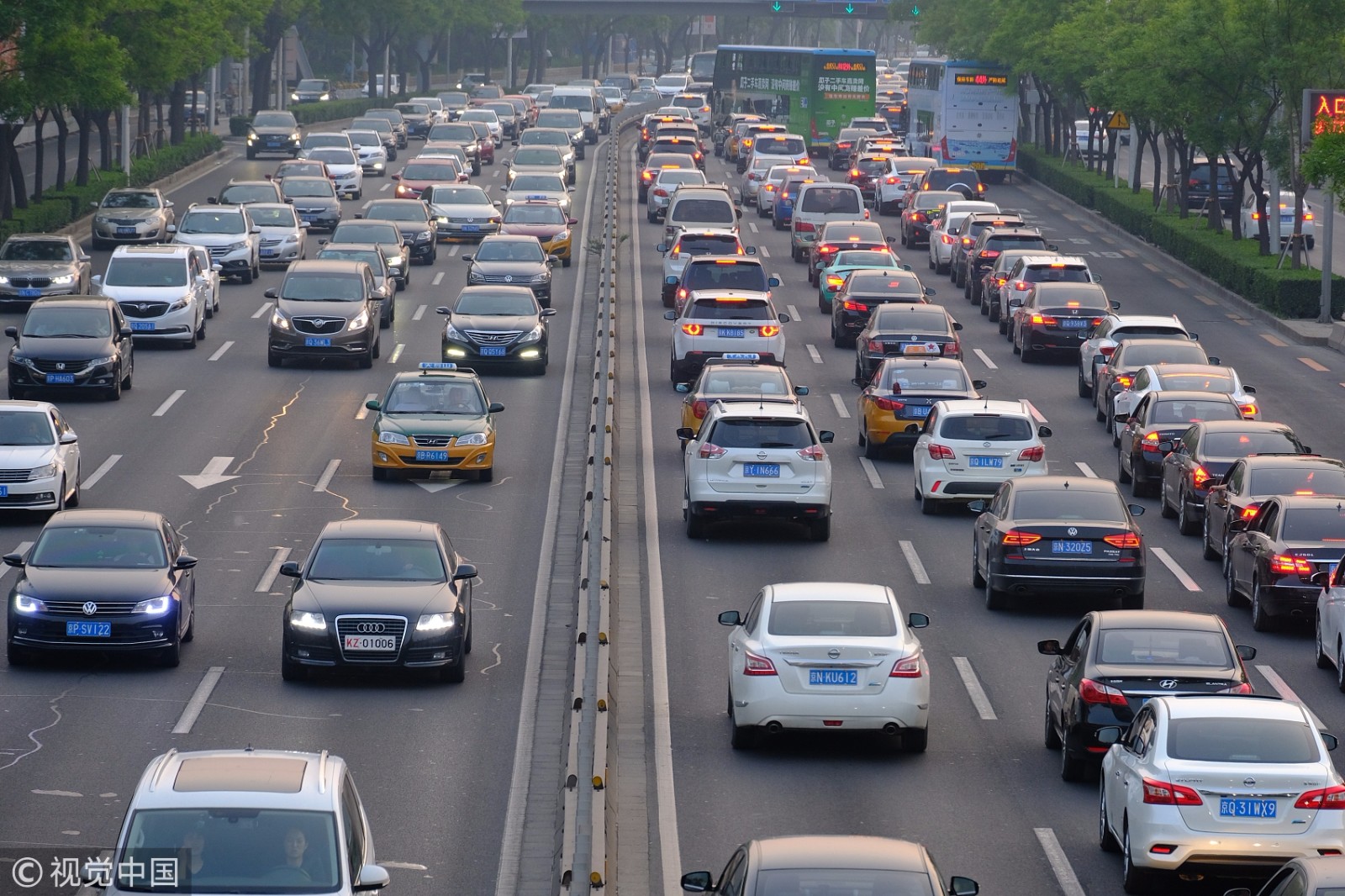2018年4月28日,北京北二环,五一小长假即将来临,晚高峰城区路段拥堵.