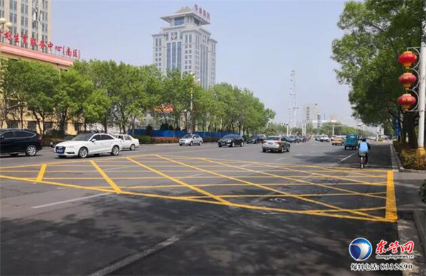东营新增一处黄色网格线网格内停车罚200元记3分