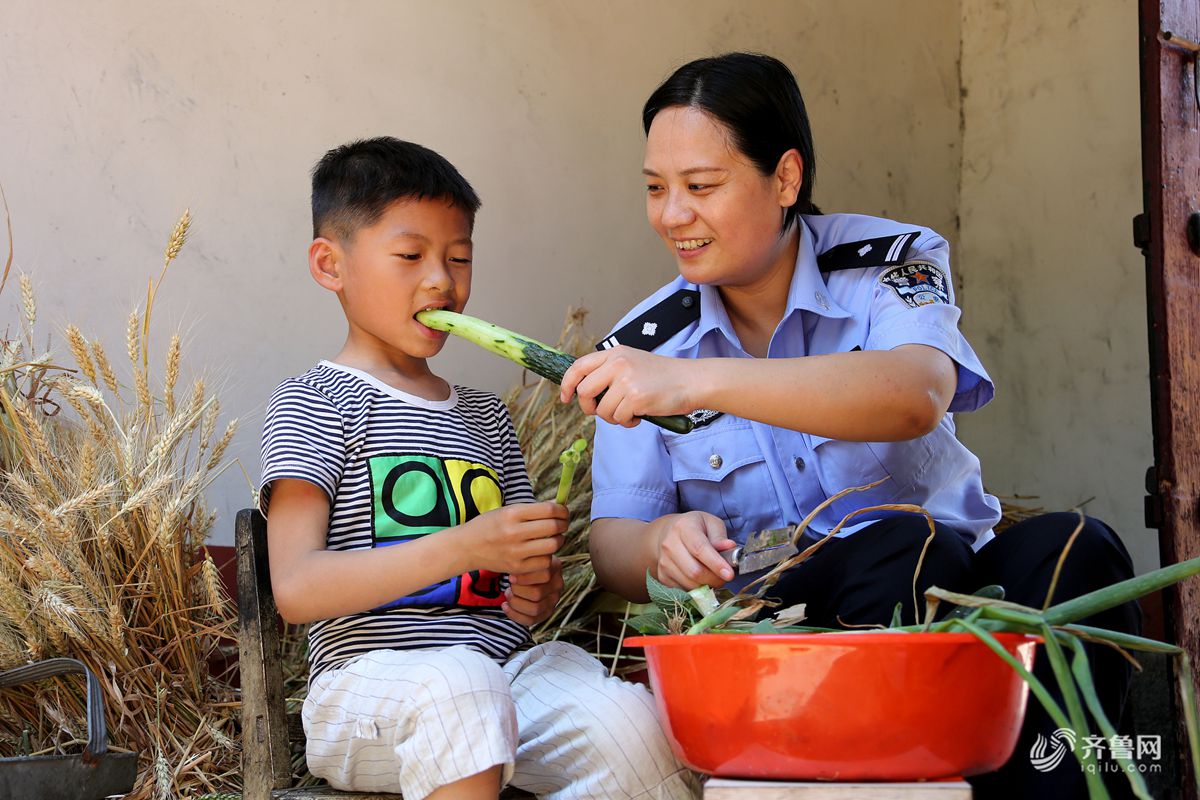 5月31日,枣庄市公安局市中分局永安派出所社区民警洪晓莉带着节日蛋糕