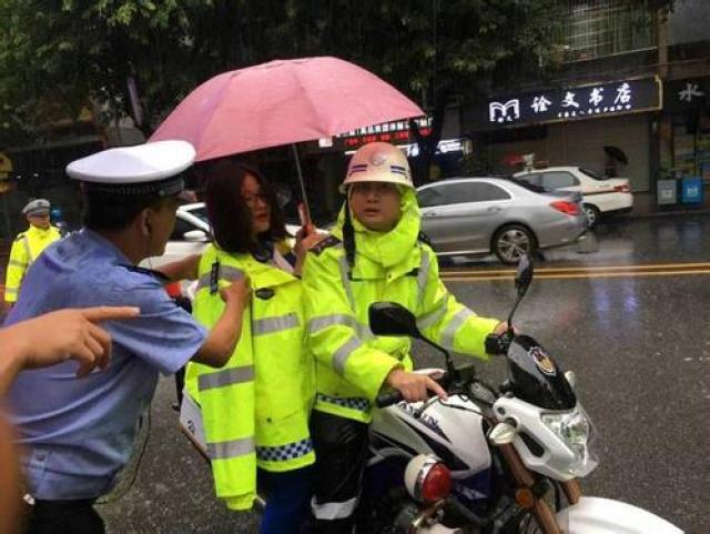 夜览|川航机组成功处置险情受表彰 机长受奖励