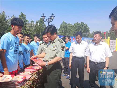 市征兵万人签名活动在齐鲁工业大学举行,山东省军区副司令员周月星