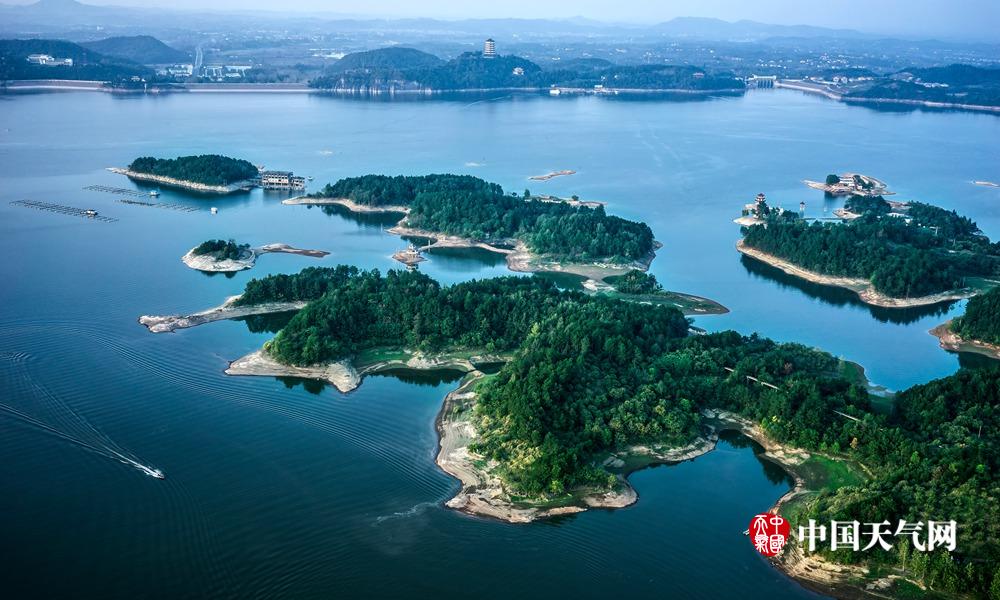 安徽万佛湖碧水蓝天岛湖风景独特