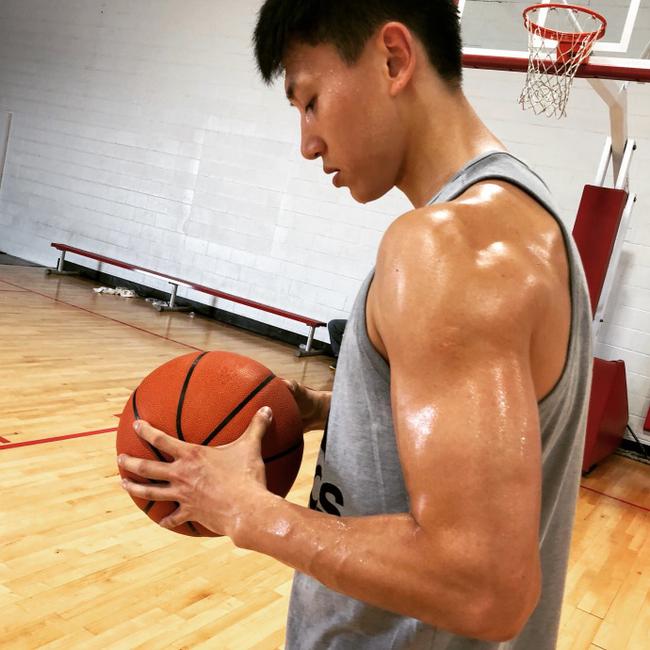 刘晓宇晒劲爆肌肉训练照美少年的一天