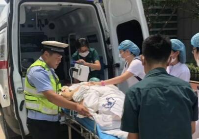 高危产妇大出血急需转院 岚山交警全力护航赢得救助时