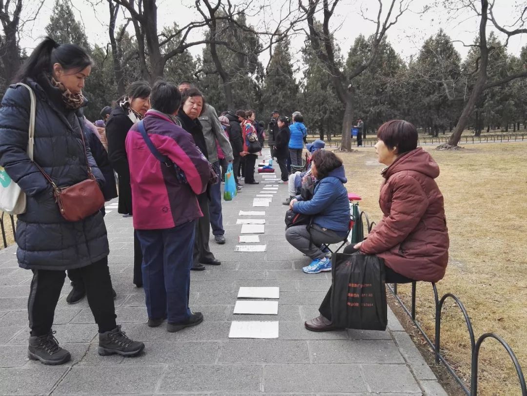 陶然亭公园,周三,天坛公园…… 天坛公园相亲角是为数不多专设中老年