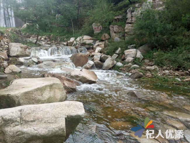 新泰雨后太平山瀑布泻美艳