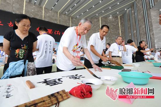 300人同写《兰亭序》临沂"全民书法大会"举办