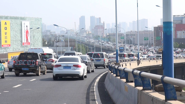 中秋临近 济南市区高架桥,火车站汽车站附近堵车严重