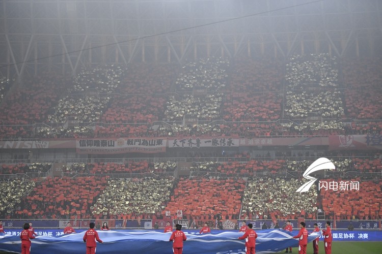 组图丨震撼!续写传奇,鲁能主场球迷展示巨幅tifo