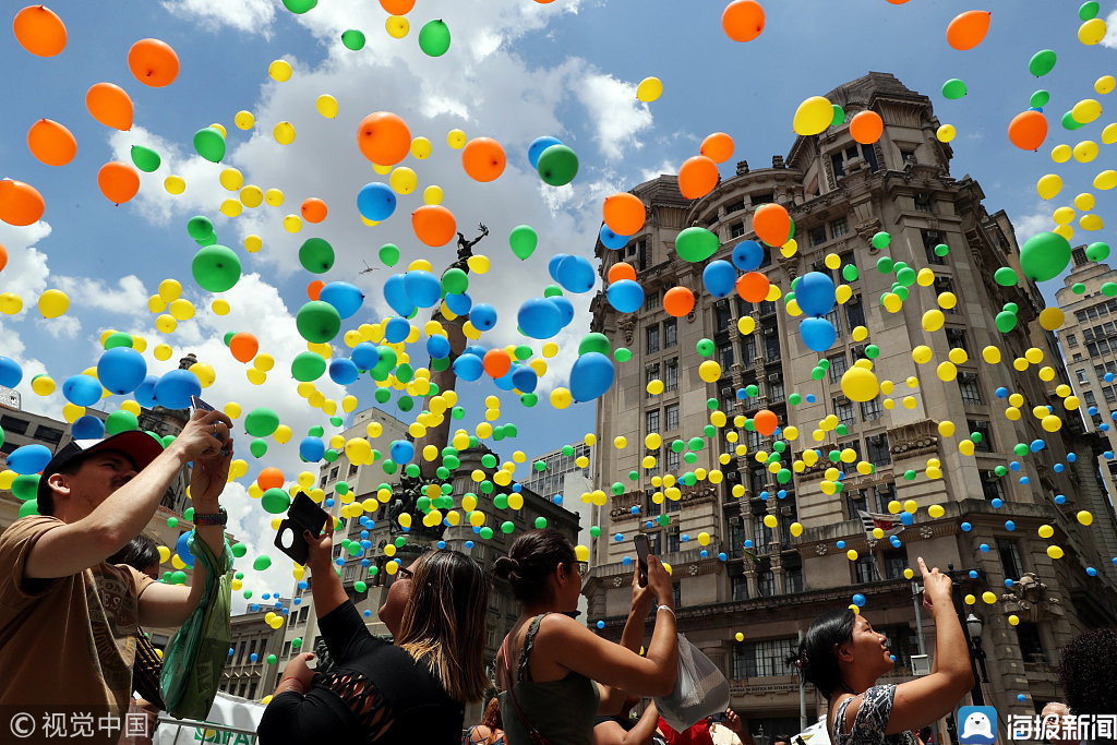 巴西圣保罗举行年终庆典 放飞彩色气球唯美浪漫