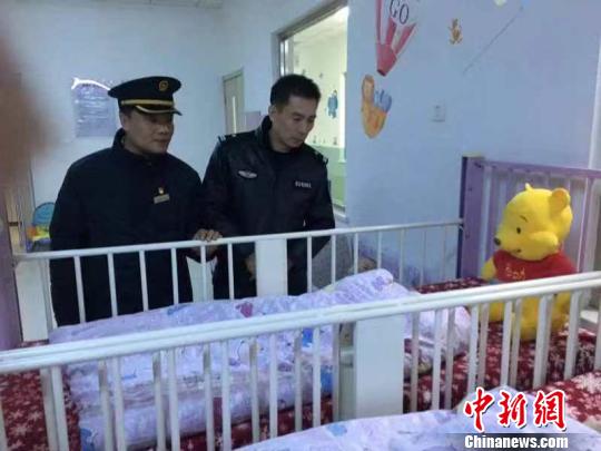 民警与车站工作人员将婴儿送至儿童福利院进行救助.