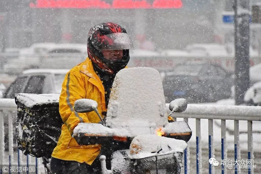 雪天,烟台一份"特殊"外卖 街头上演暖心接力!