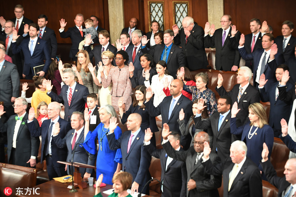 美国新一届国会宣誓就职最年轻女议员玩自拍吸睛