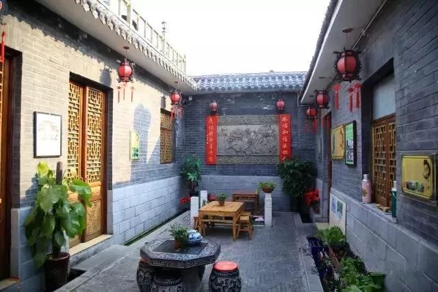 是一座古老的四合院落.