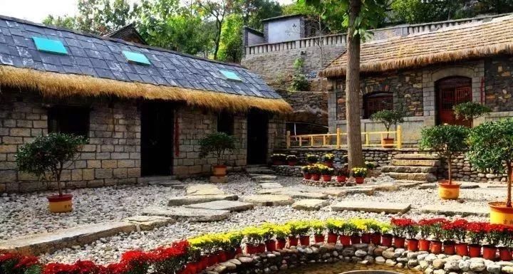 在太河镇峨庄鲁子峪村的小山上, 有一座小型的四合院美出了天际, 这