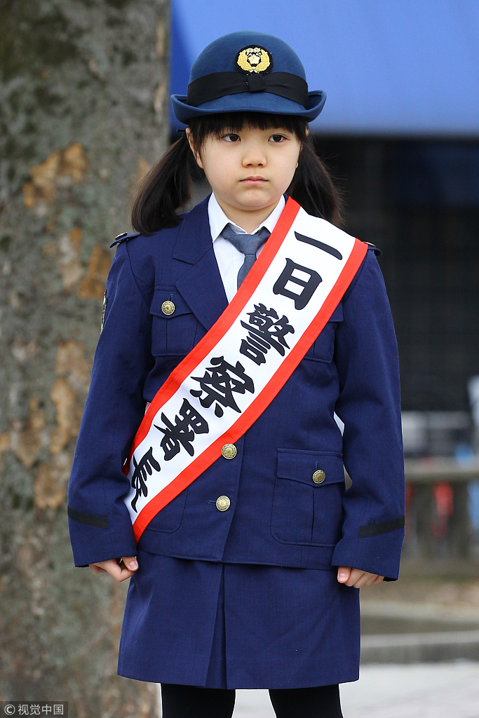 日本9岁萌娃体验一日警察局长即将成为最年轻职业棋手