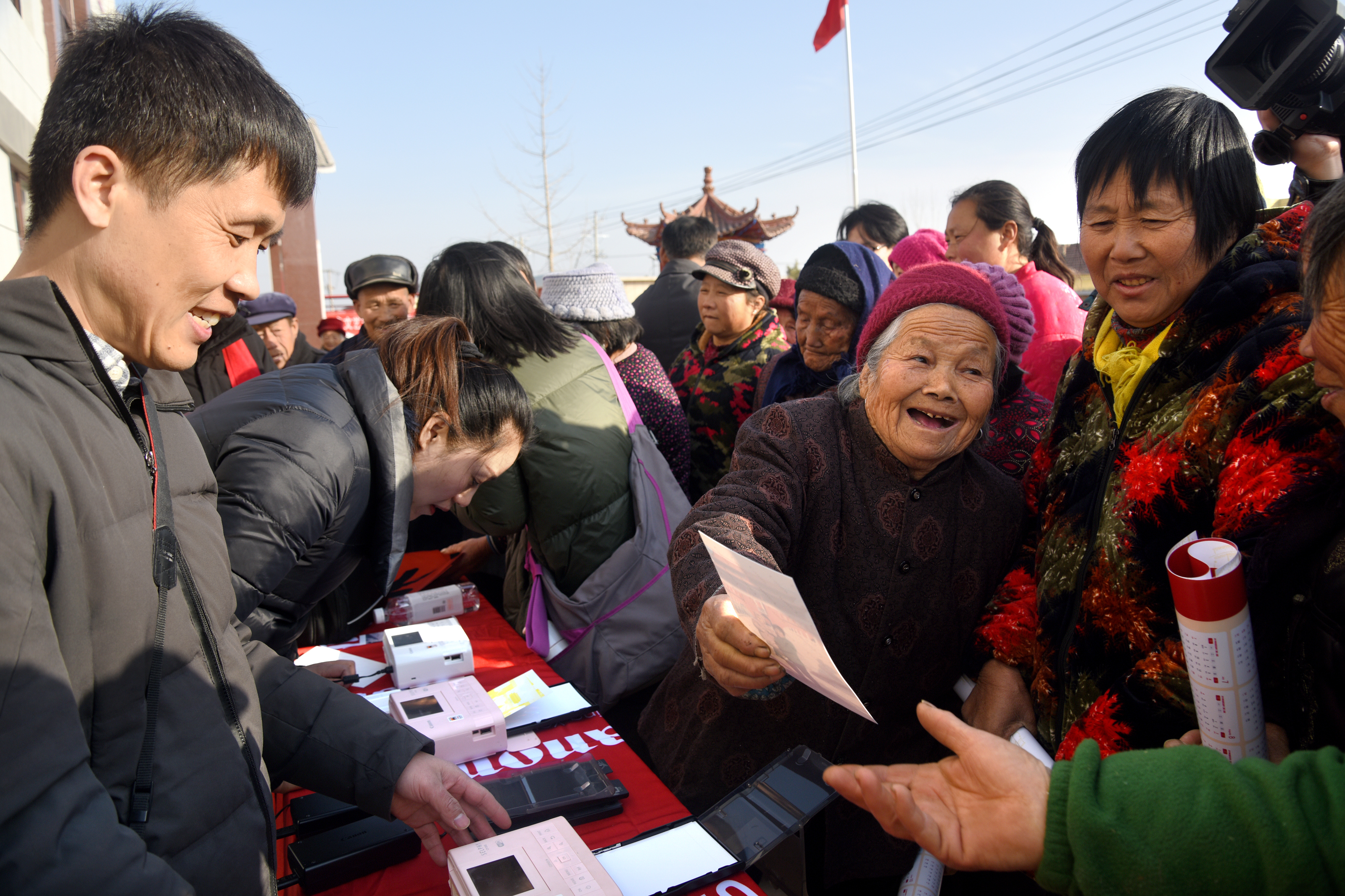 1月20日,临沂市沂南县依汶镇葛庄社区,刘乃云老人手持摄影家为她拍的