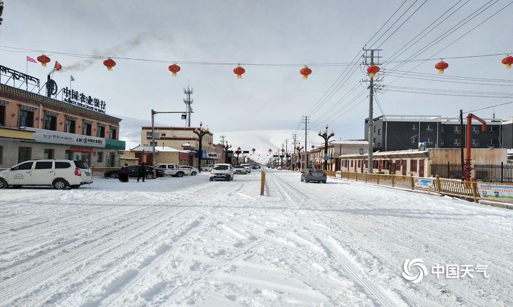 青海玉树州于1月24日凌晨出现大范围的降雪天气,降雪中心曲麻莱县在短