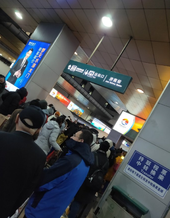济南火车站站台出站口应尽快设置自动扶梯