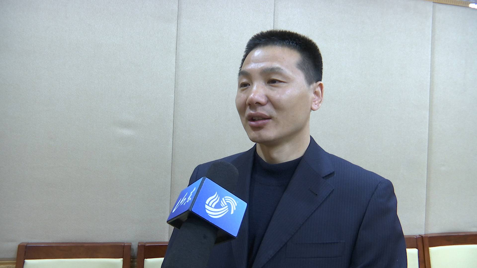 齐鲁网济南2月8日讯 天蓝色史努比卡通帽子、浴室拖鞋、白口罩再加上浅蓝色短袖套装在零下六七度的济南,这样的形象很容易让人联想到非正常人类,但在常年23的心脏外科重症监护室(心外ICU),这样的形象下,是一个拥有超强心理素质以及过硬业务素质的男护士邱纯青。 2019年1月30日,是邱纯青来到心外ICU的第1352天。4年前从护理专业毕业后,邱纯青顶着一众人不解的目光应聘到山东大学齐鲁医院,从此成为心外ICU的一名男护士。 和拖鞋、卡通帽相伴的第1352天 熟练地换上隔离衣、拖鞋,戴好印满卡通史努比