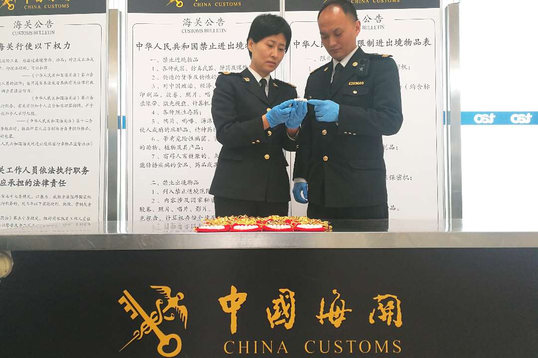 跟着航班非法入境，一批珍稀海贝制品机场海关被拦