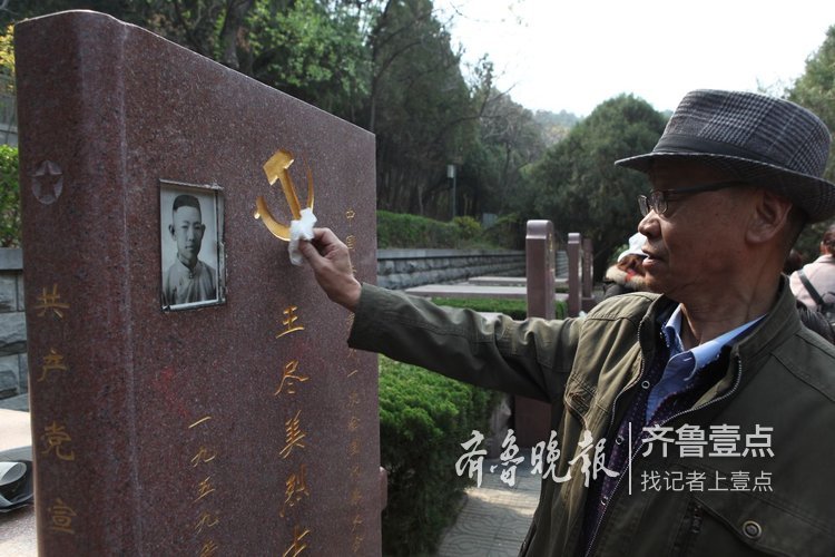 济南九十岁老人坐轮椅为烈士扫墓