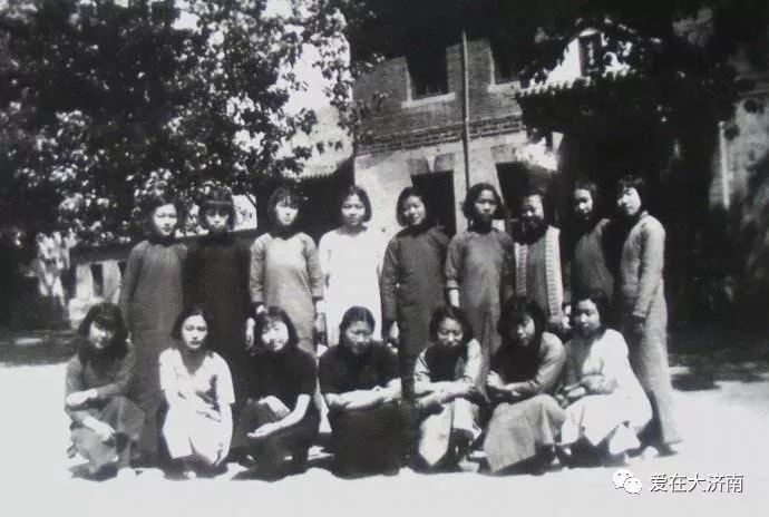 1936年,济南女子中学(济南二中)1202楼前合影