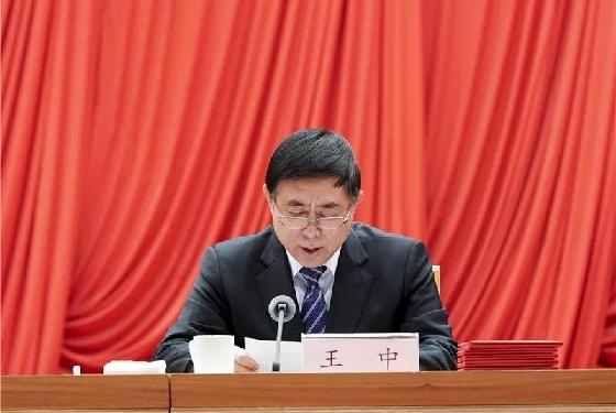 市委常委,常务副市长王中宣读《关于表彰烟台市劳动模