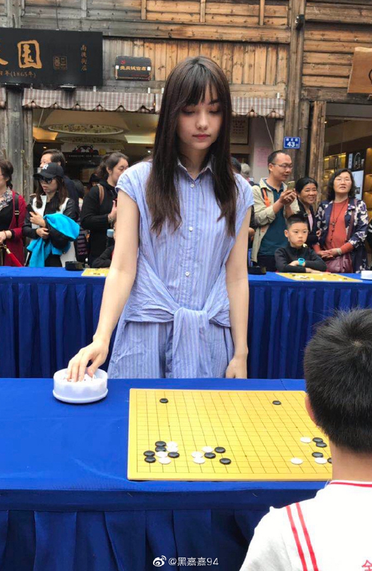 棋坛女神黑嘉嘉 人美棋秀超吸睛