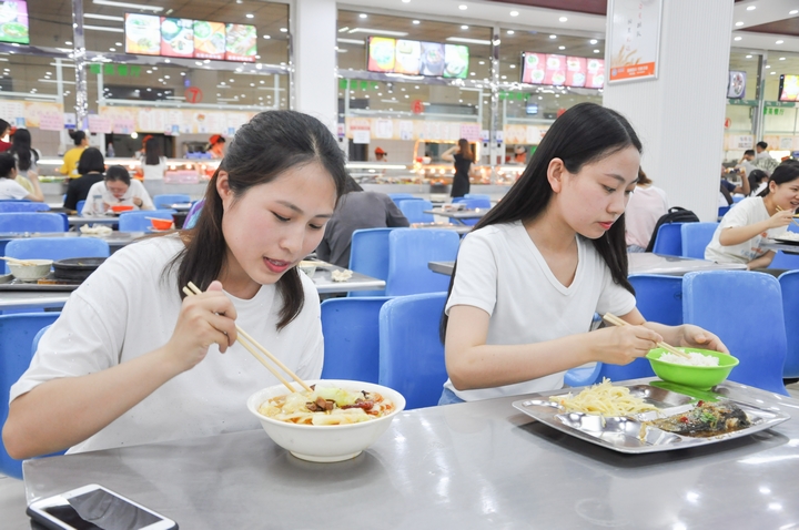 的朋友来到喜欢的餐厅内吃饭,因为她知道,以后很少吃到学校餐厅的饭了