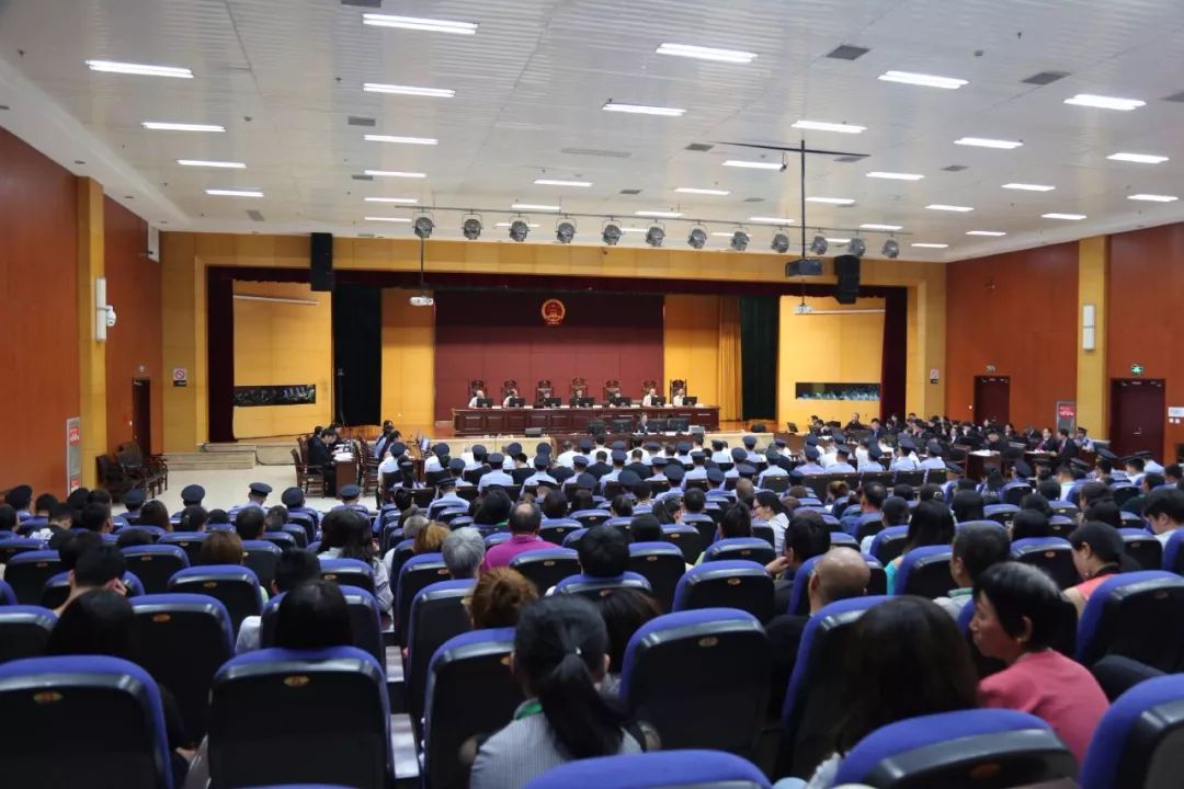 2019年8月30日上午,山东省莱州市人民法院依法对朱永君等31名被告人