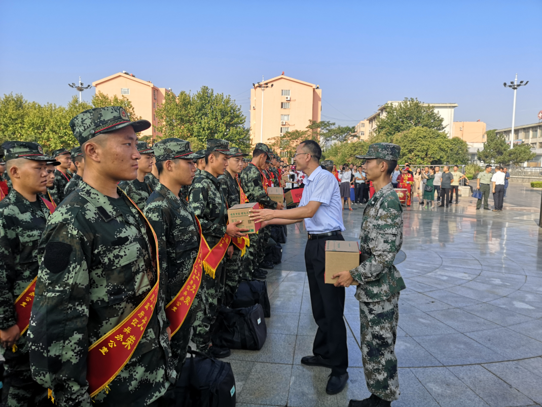 日照欢送新兵步入绿色军营